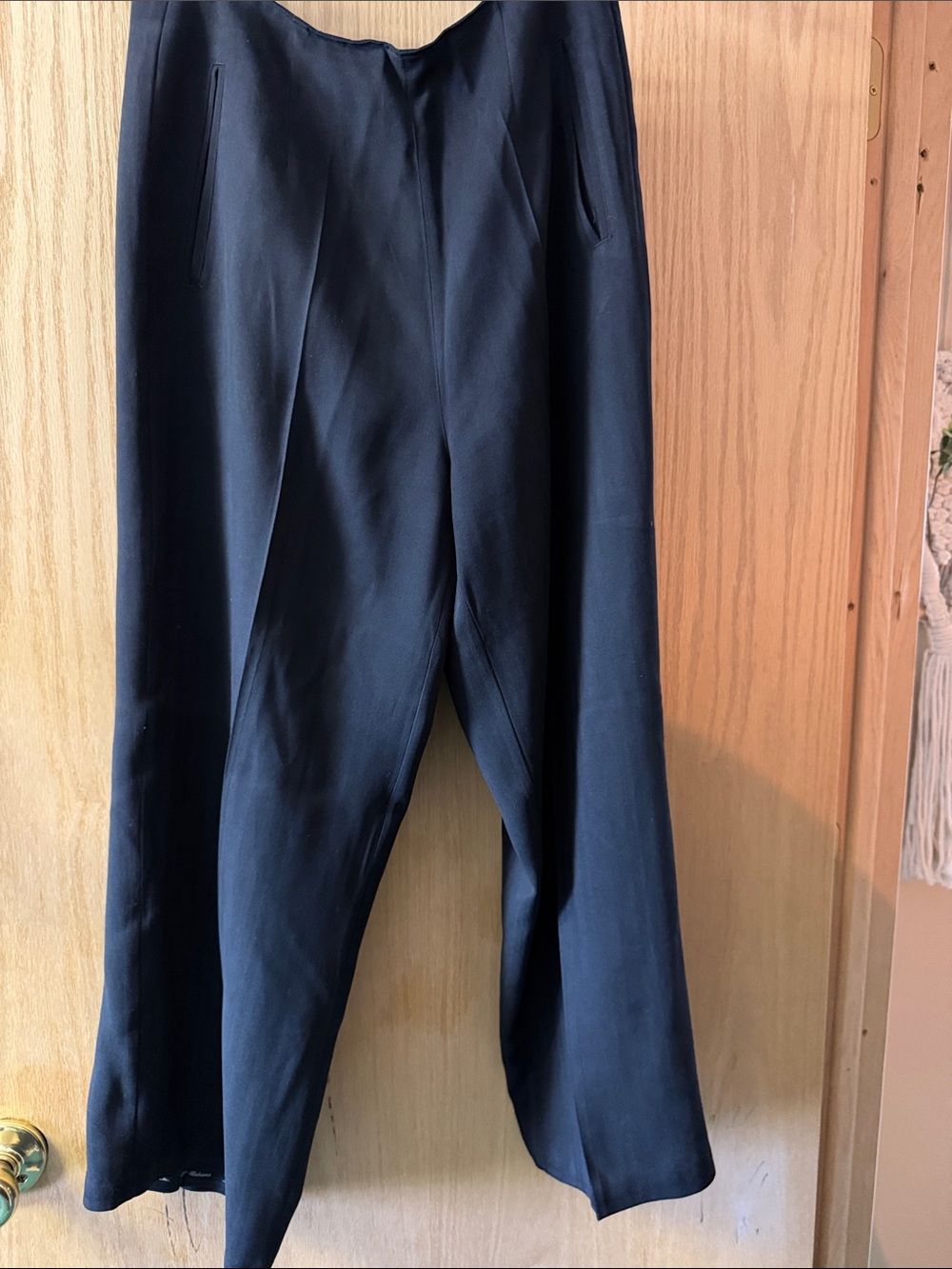 Tommy Bahama Women's Black Capris Silk with side zipper and pockets